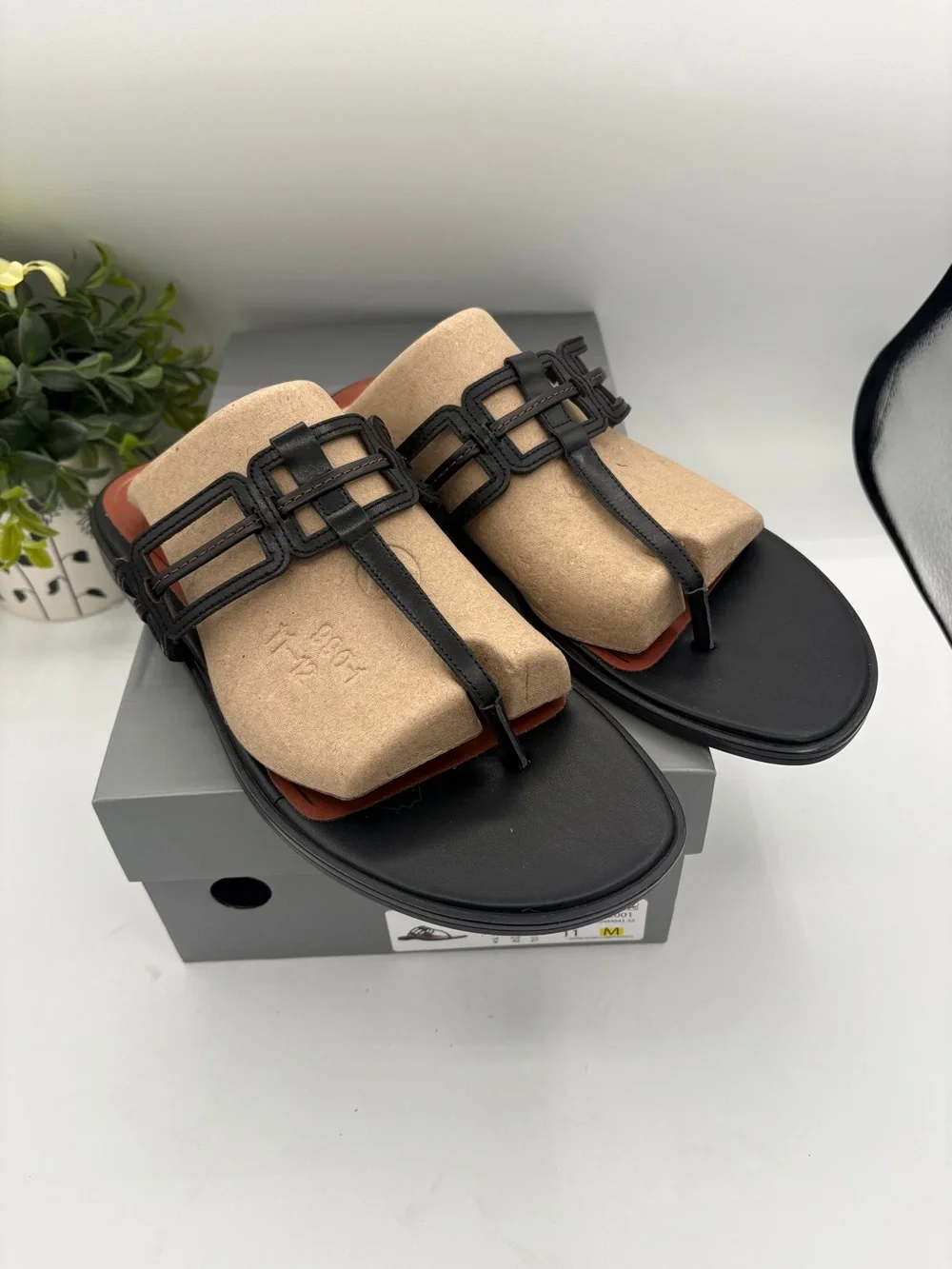 Vionic Black Leather Thong Sandals Size 11